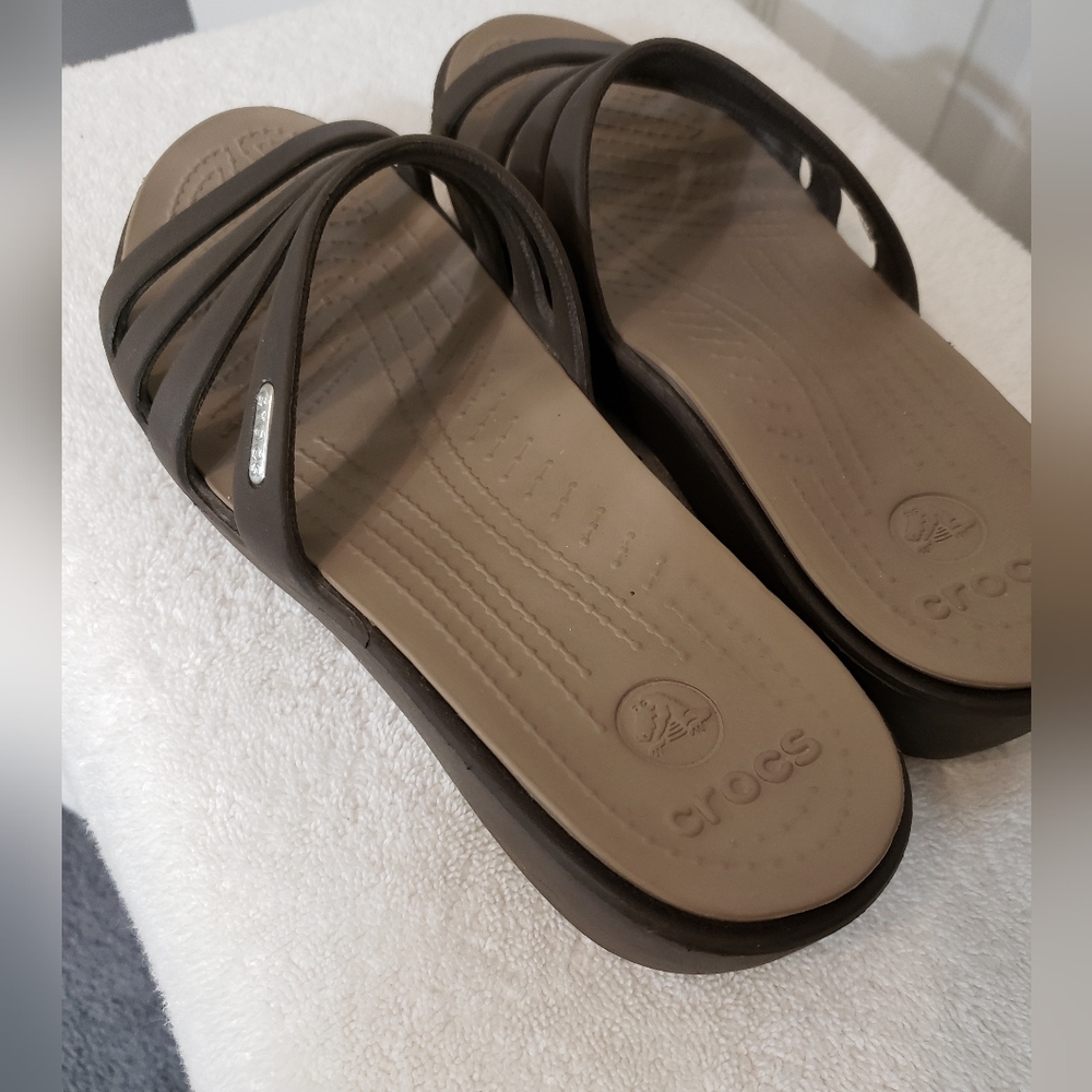Crocs Rhonda Style Brown Strappy Slip on Sandals women's Size 10 Wide - Picture 3 of 7